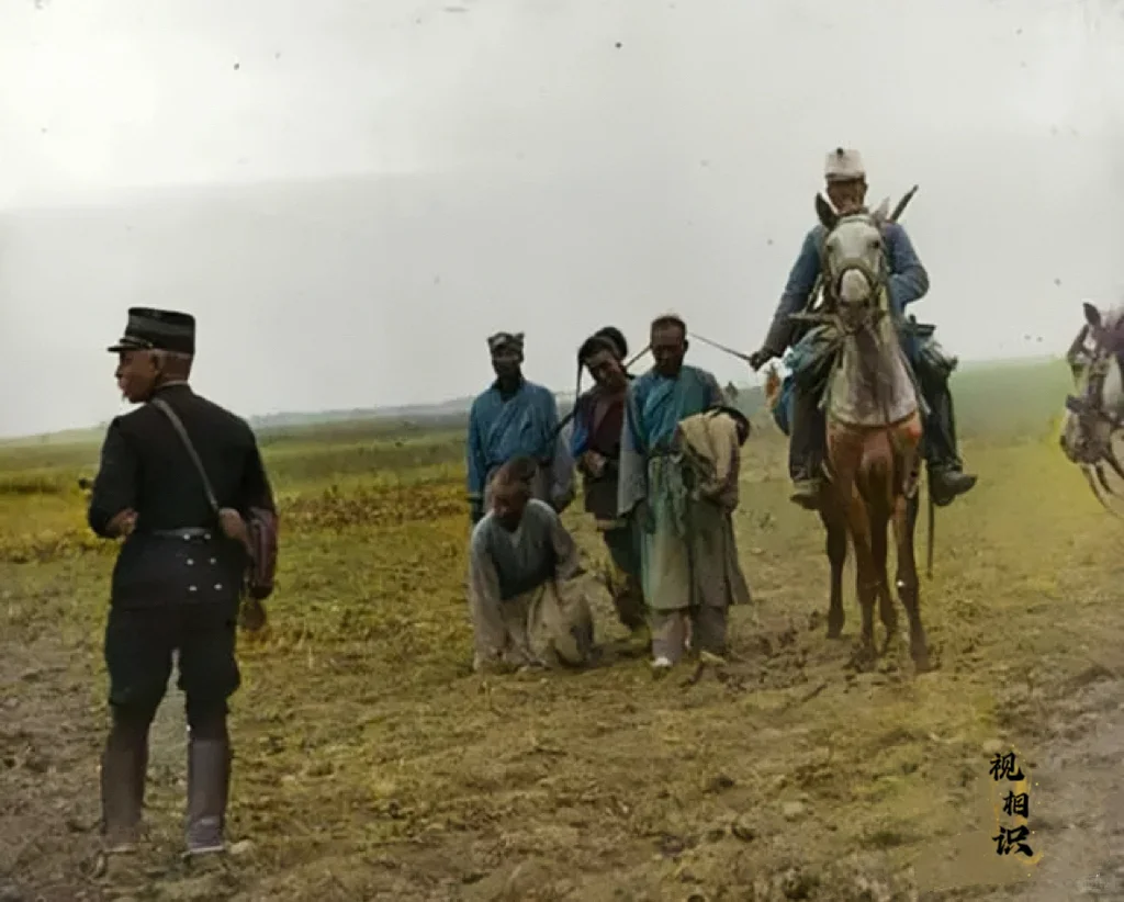 1900年，庚子事变时期，联军在向北京进发时，路上遇到了一些逃难的百姓...