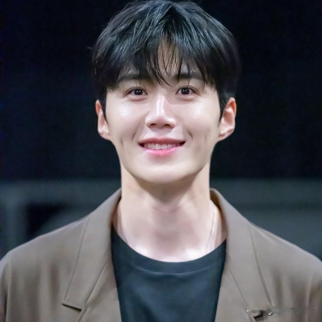 韩娱这瓜也太抓马了！金宣虎新剧《爱情怎么翻译》的亲密戏花絮爆了，网友说他拍人工呼