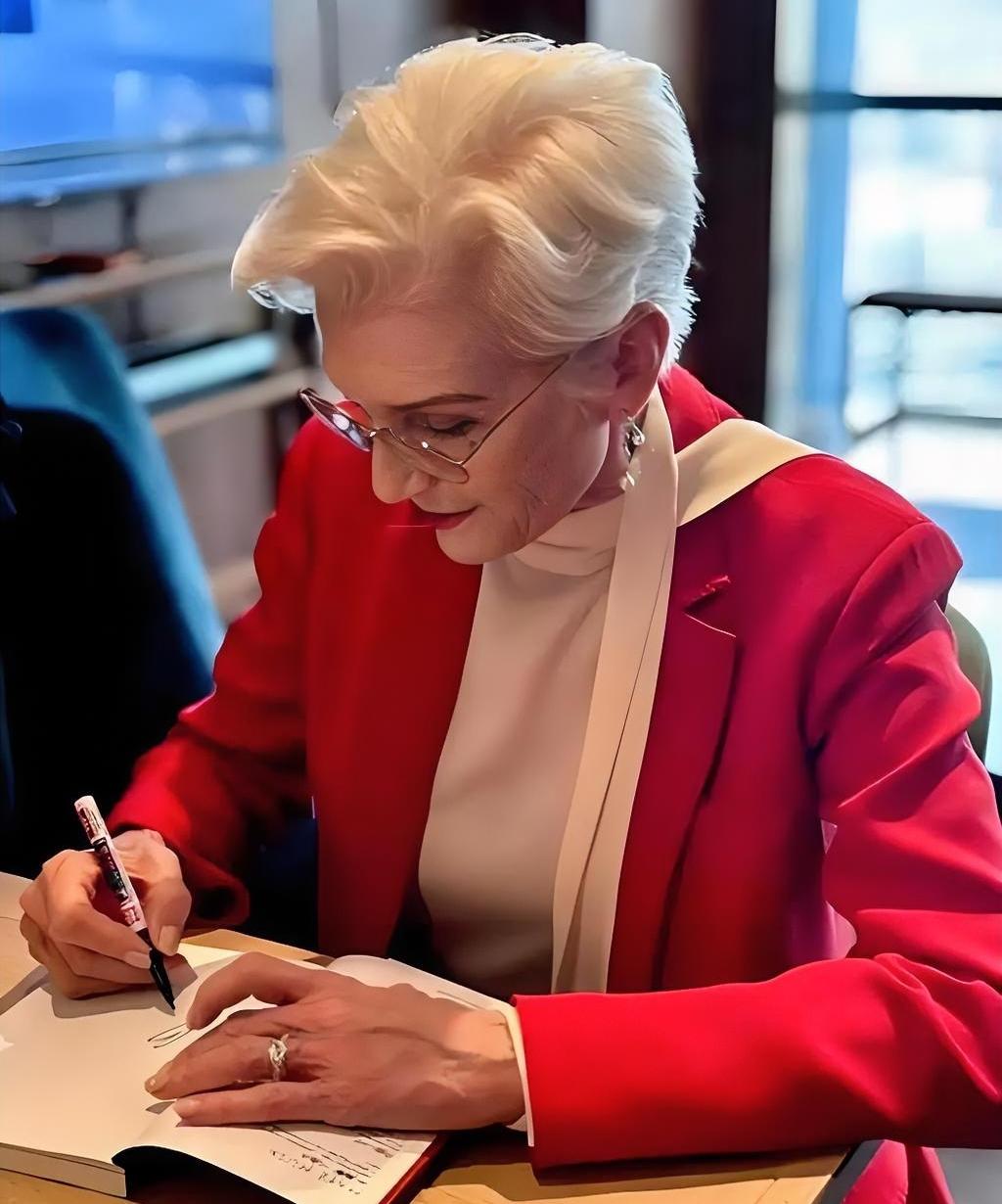 世界富豪马斯克的母亲梅耶女士对中国可谓情有独钟，自己生日还不忘中国。祝梅耶女士生