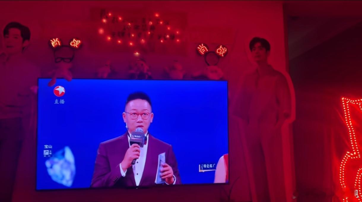 肖战嗓子哑了肖战演唱会分会场，满屋子都是肖战，还有红海！哈哈哈哈小飞侠太有仪式感