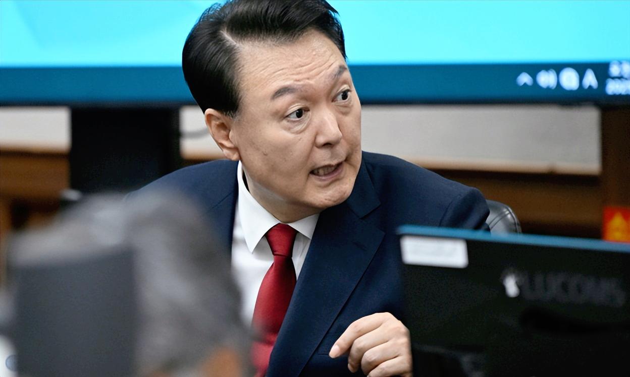 最近韩国前总统尹锡悦的庭审又出了个大新闻，说出来你可能都不信，他把自己当初宣布戒