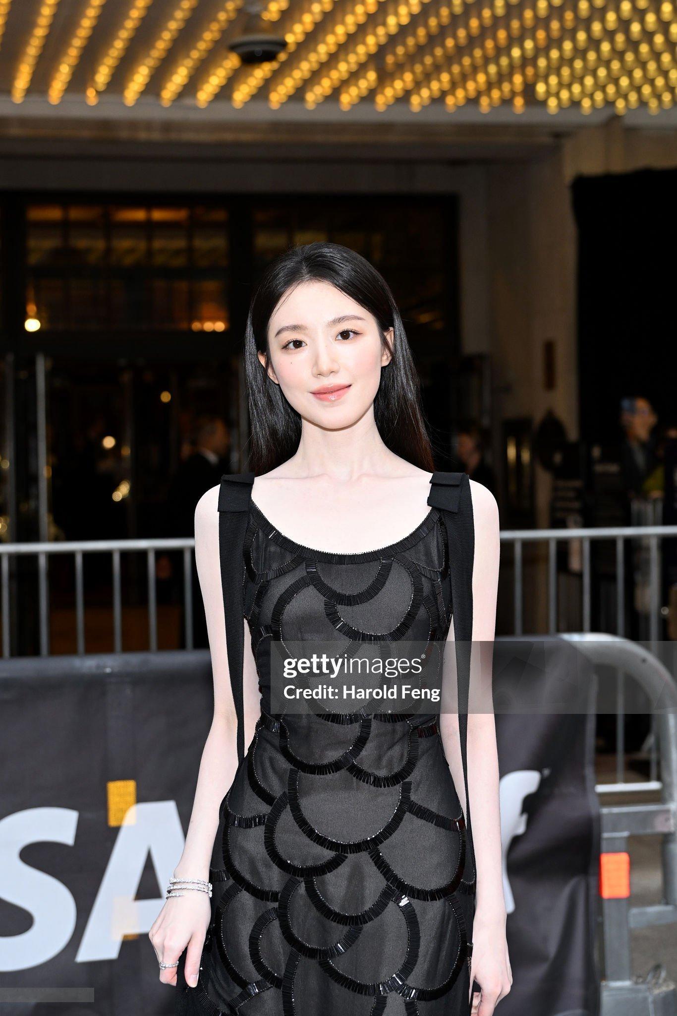 叶舒华携主演电影《幸福快乐的日子》登上多伦多国际电影节。身穿Naeem Khan