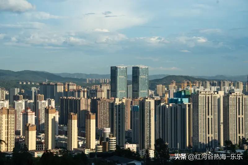 昆明楼市的那些房东真是同人不同命。
昆明楼市不同的区域房价降幅差距还是挺大的。