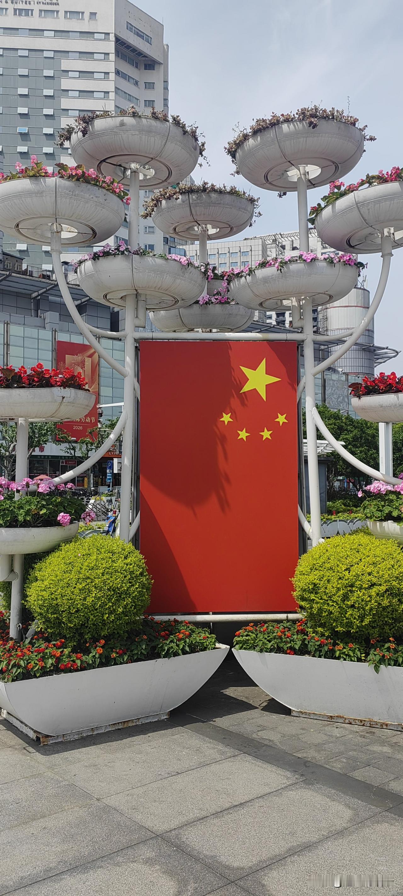 最容易困住一个人的，不一定是多大的风浪，反而是那种“好像也还行”。工作不算喜欢，