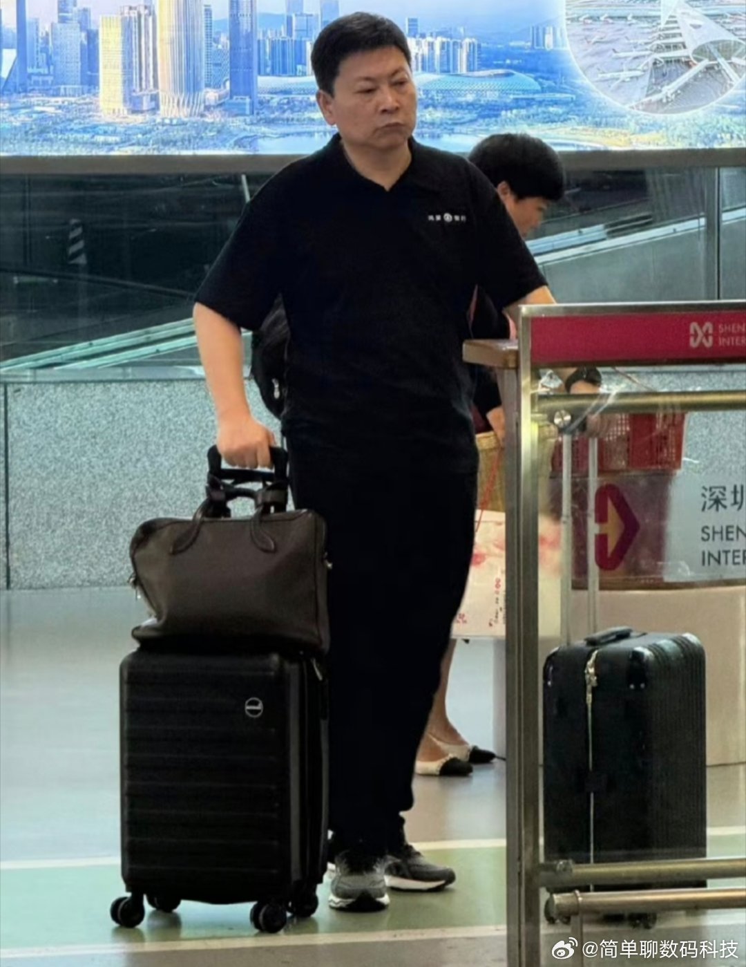 交警回应余承东疑似开车睡觉大嘴傻眼了，一天热搜都是他开车睡觉，这下完了，奖金泡汤