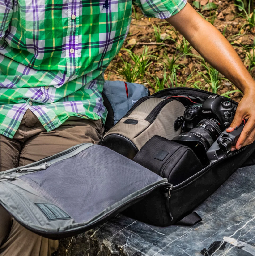 作为一名旅游达人，平时各种相机镜头都要带，还好有个舒适的背包~