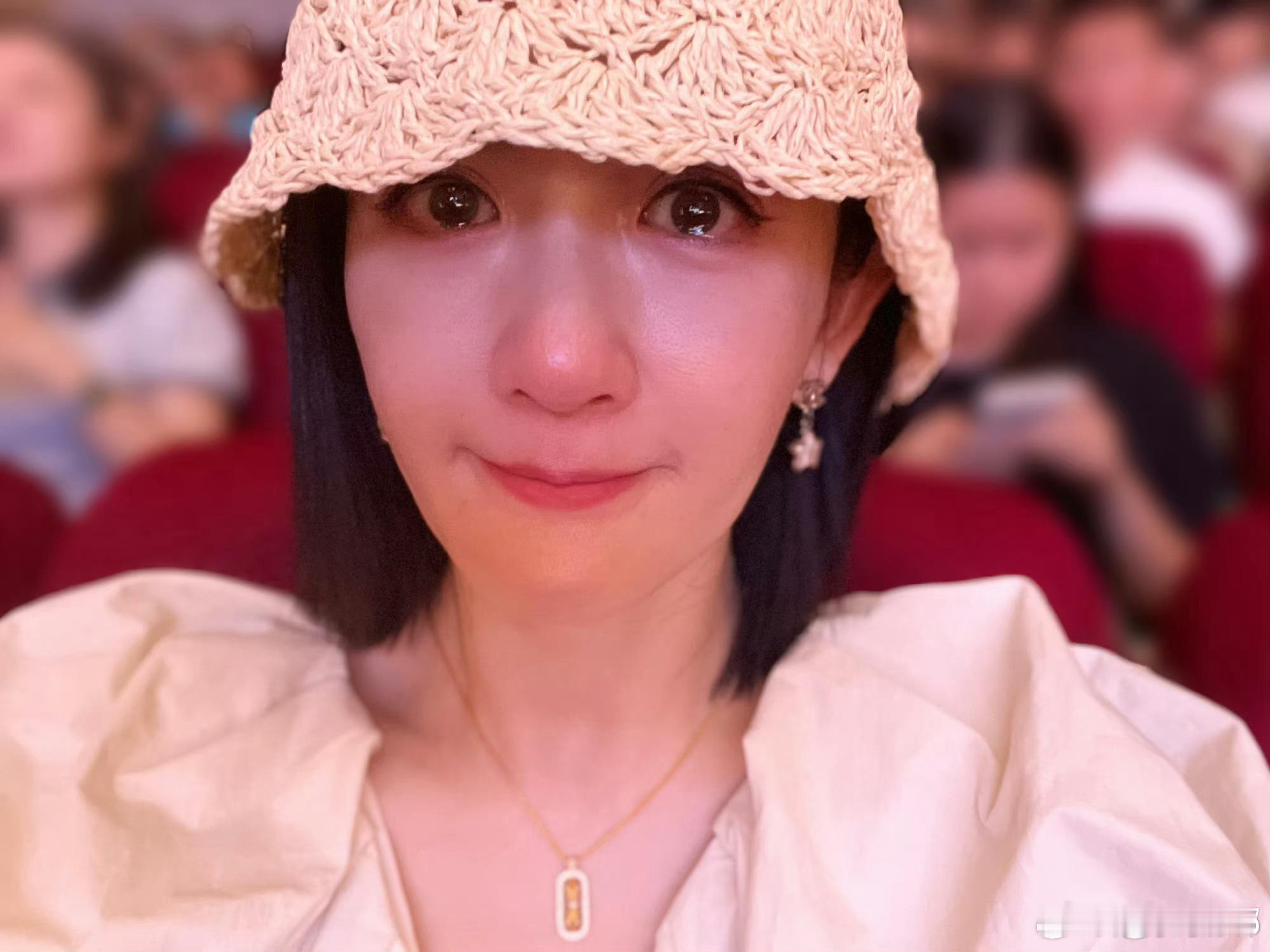 #幸好谢娜带了一包纸巾#谢娜发文说参加了跳跳俏俏两个小宝贝的幼儿园毕业典礼，被老