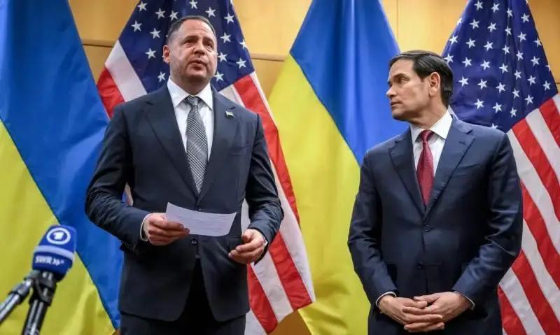 快讯！快讯！
 
乌克兰反腐机构突然行动了，对总统幕僚长叶尔马克的住所进行了突击