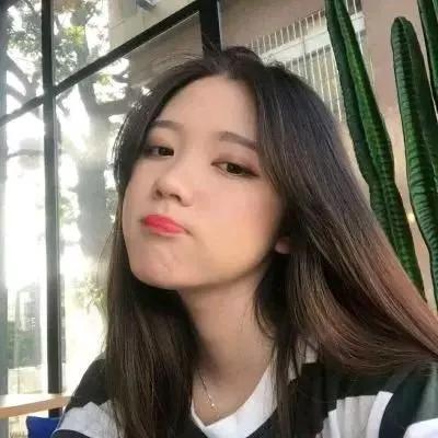 阳光下的午后，咖啡馆里的惬意时光