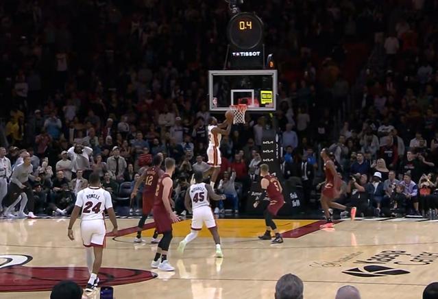 神仙剧本：米切尔高难度三分绝平！维金斯0.4秒空接绝杀！

斯波最后设计的战术绝