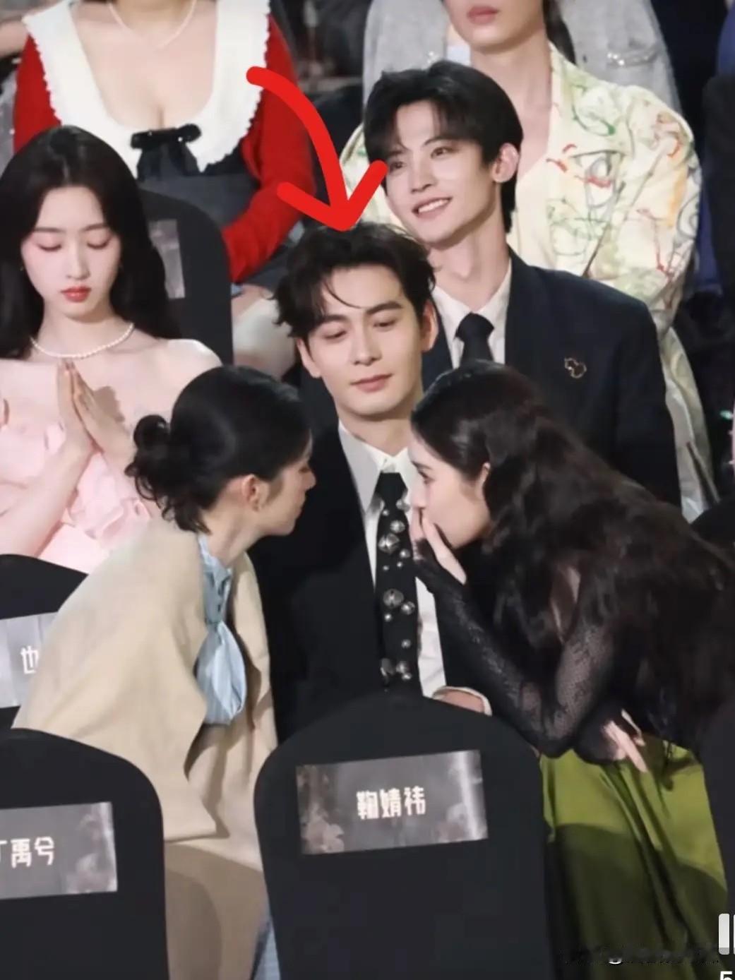 好想知道王玉雯和周也在聊什么
因为他俩把陈星旭都聊走了，真的要被她俩笑死，上次还