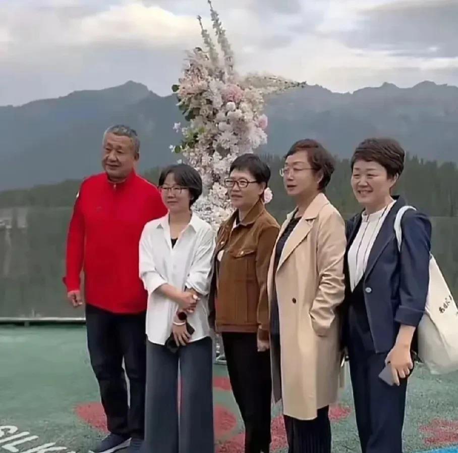 李娟老师的照片火了，她在一群侃侃而谈的老师中显得手足无措，网友直呼：“这是社恐现