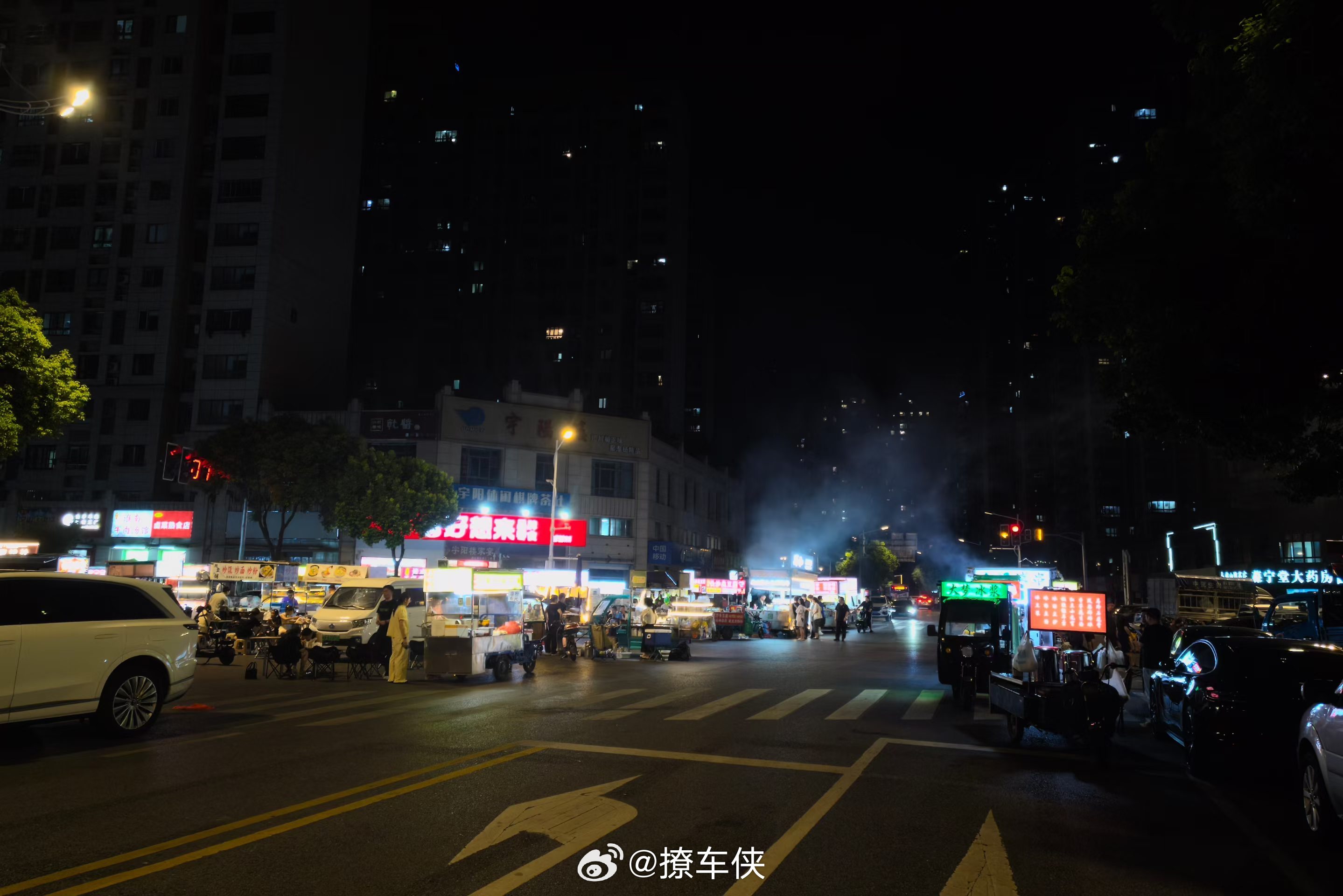 同一个城市，同一条街道，白天和晚上是两个“世界”