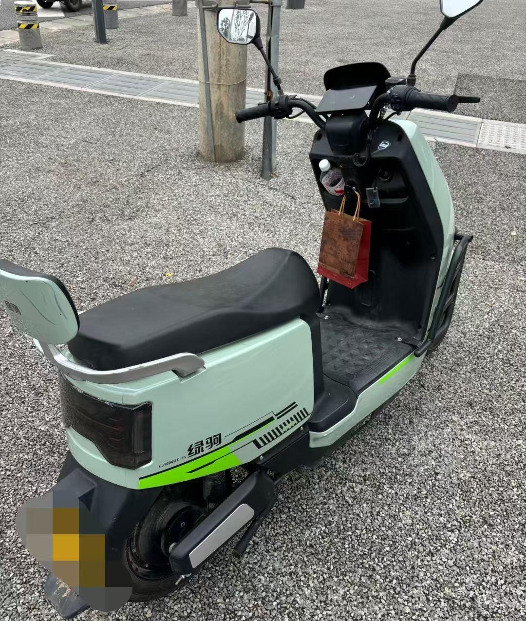 很有道理的一句话：
“人除了吃饭之外，
最有用的就只有两样东西，
一个是手机，