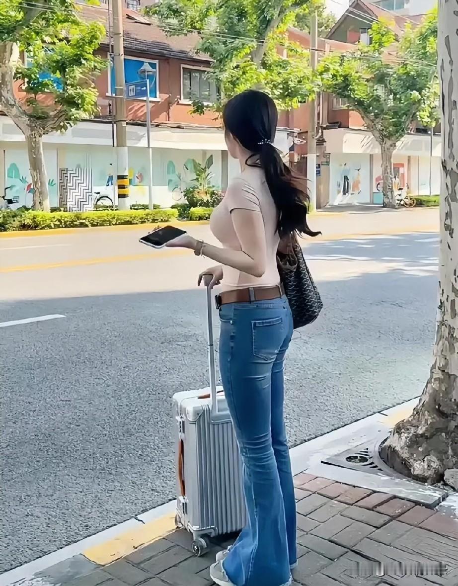 人与人之间本该遵循自然之道和谐共生，相处朴素无华，彼此相互成全，这才是最本真的相