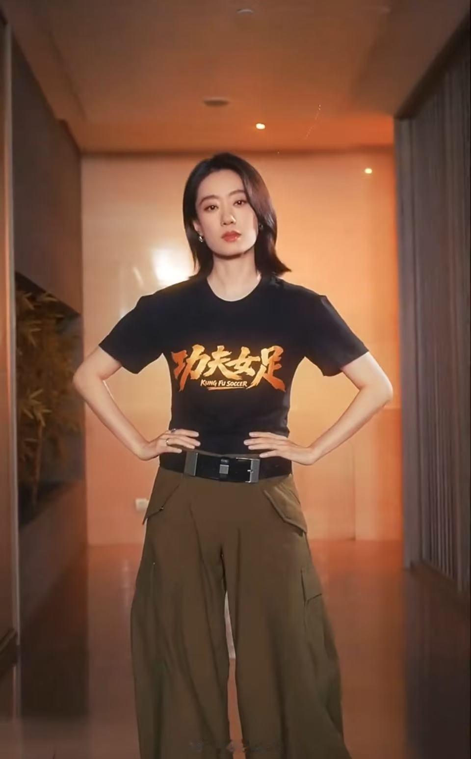 张小斐迪丽热巴足球转场张小斐迪丽热巴足球转场好帅！张小斐迪丽热巴踢足球转场