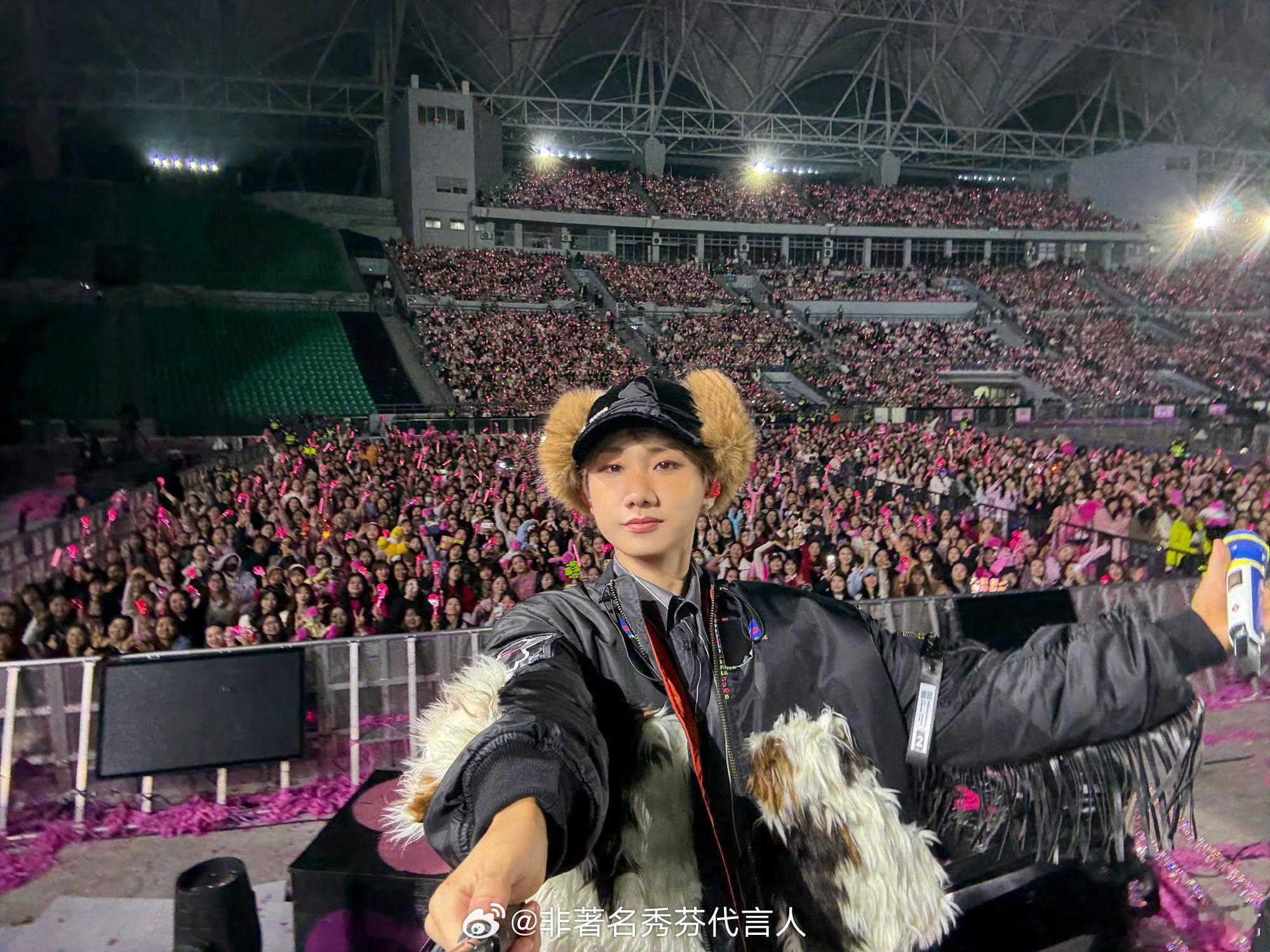 汪苏泷让场外的观众进场了好有心……被感动到了 
