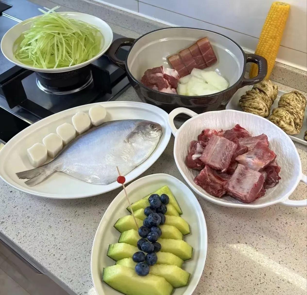 “脑子装浆糊了？”婆婆倒贴钱带孙子反被儿媳骂蠢，连夜提箱走人，第二天全家傻眼
