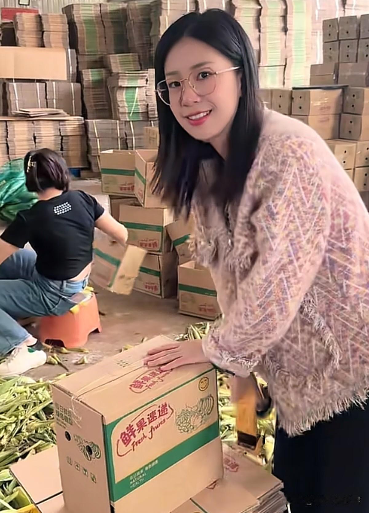 一个人在家做电商，入秋以后开始进入大旺季，订单量翻倍增长，打包大姐工资涨到了22