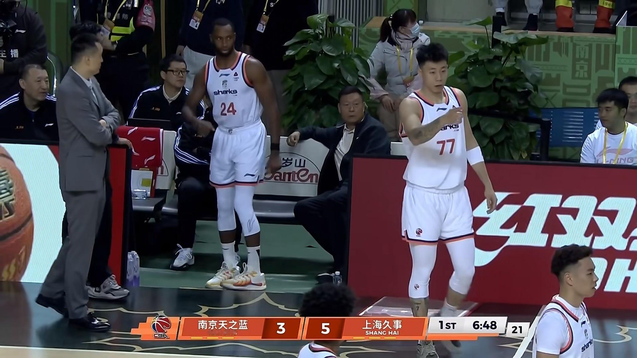 金金和弗格替补上场了上海久事大鲨鱼