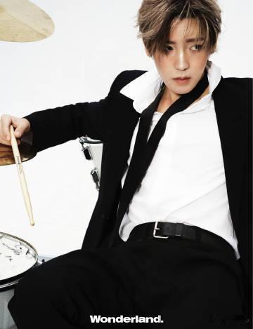 侯明昊杂志侯明昊火力全开大片在《Wonderland.》中文版2025年12月闭