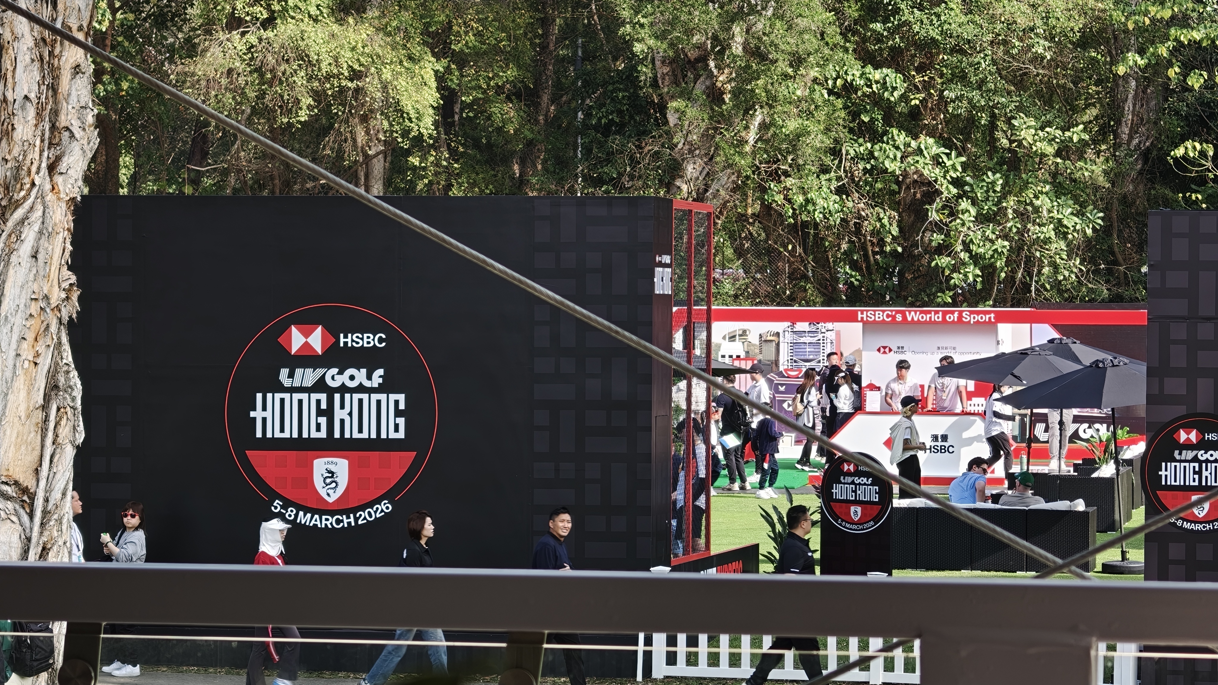 误打误撞进入到了LIV Golf香港站然后在停车场发现，来这里看球的极氪009车