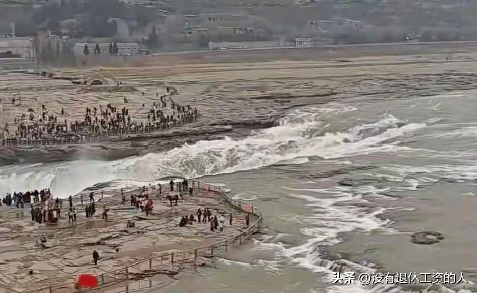 "妈，门口要钱，一人100，我们就不进去了”

一网友拍的"穷游"黄河壶口瀑布风