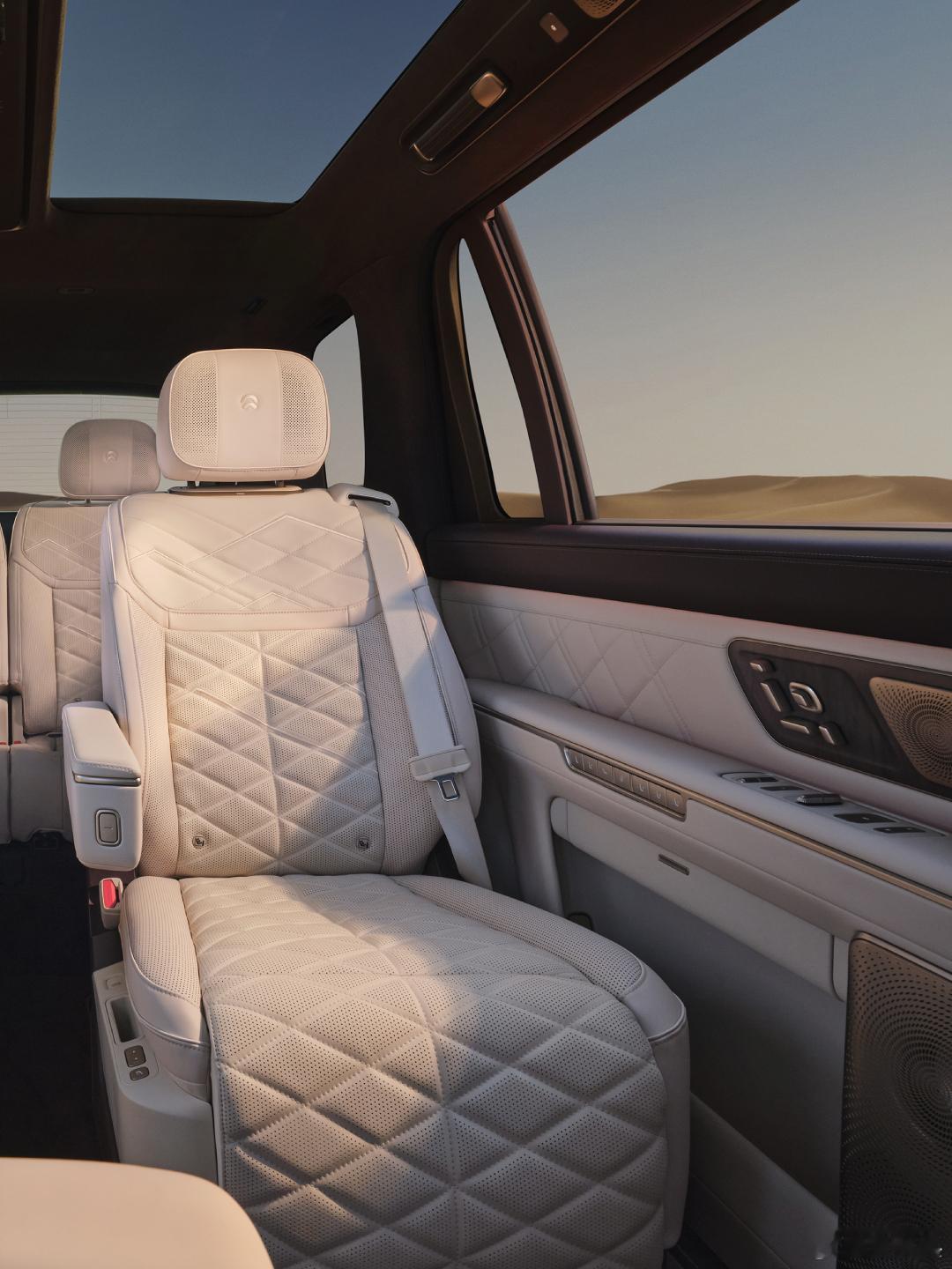 ES9 过道版图片。有独立座椅，独立头枕音响，看起来扶手也是可以升降的。两个座椅