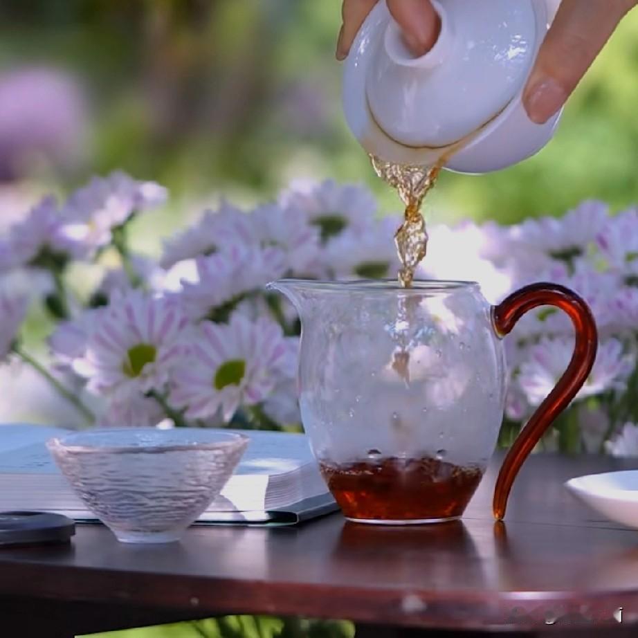 按红茶工艺我亲手做的紫玉兰花茶，非常满意。
琥珀色的茶汤清澈透亮，品尝起来甘甜花