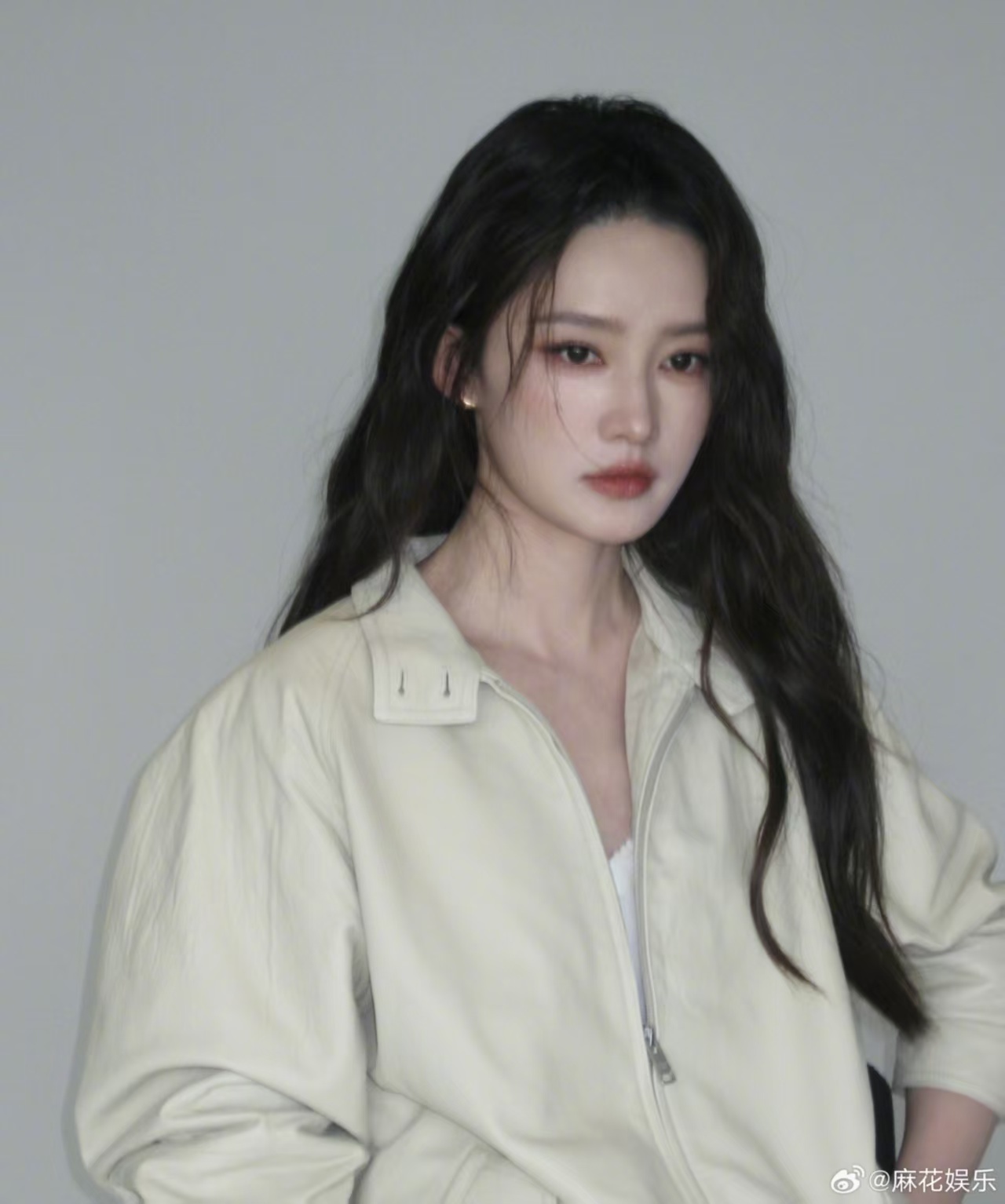 李沁Prada贵气千金见证李沁一步步成长蜕变，如今独立又大气的模样格外迷人，这场