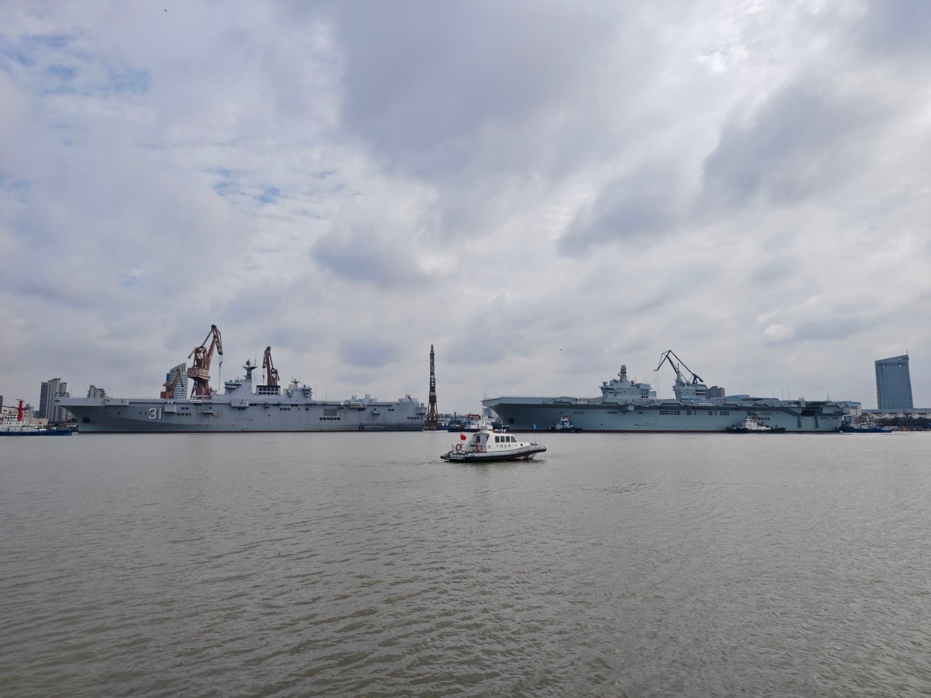 四川舰出来了，上面有一架疑似GJ-21无人机或模型： 