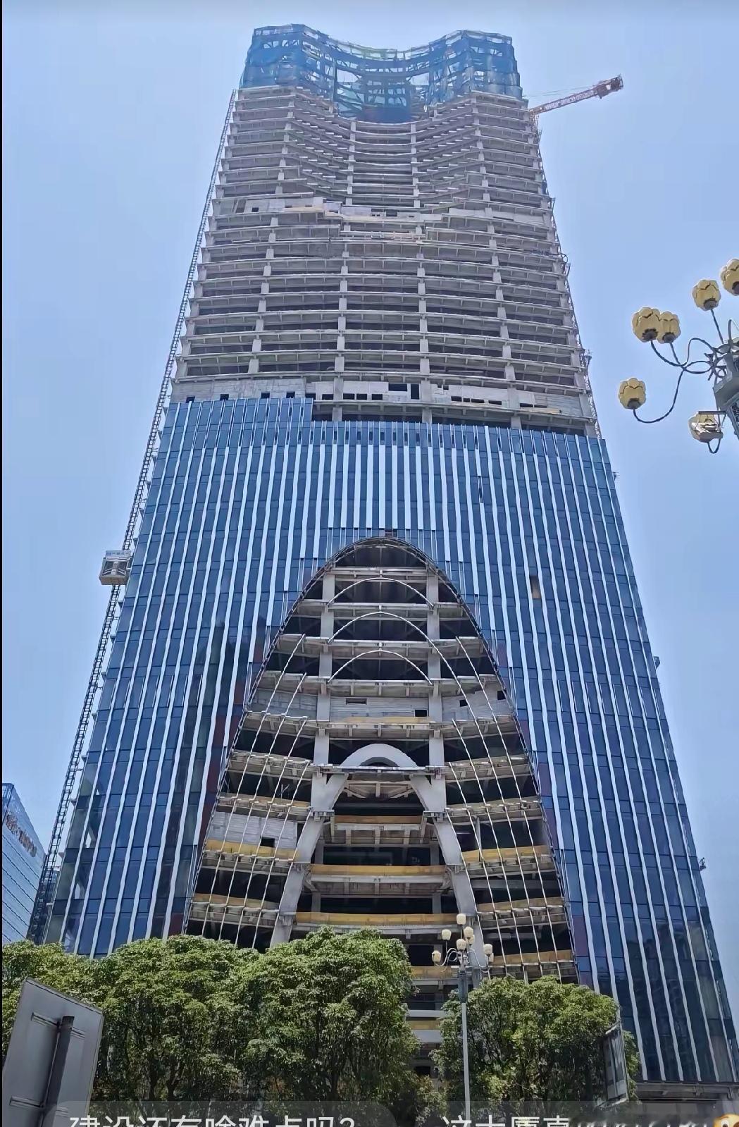 福州五四路兴业银行大厦施工那叫一个顺利！路过的时候，能看到建筑的轮廓越来越清晰。