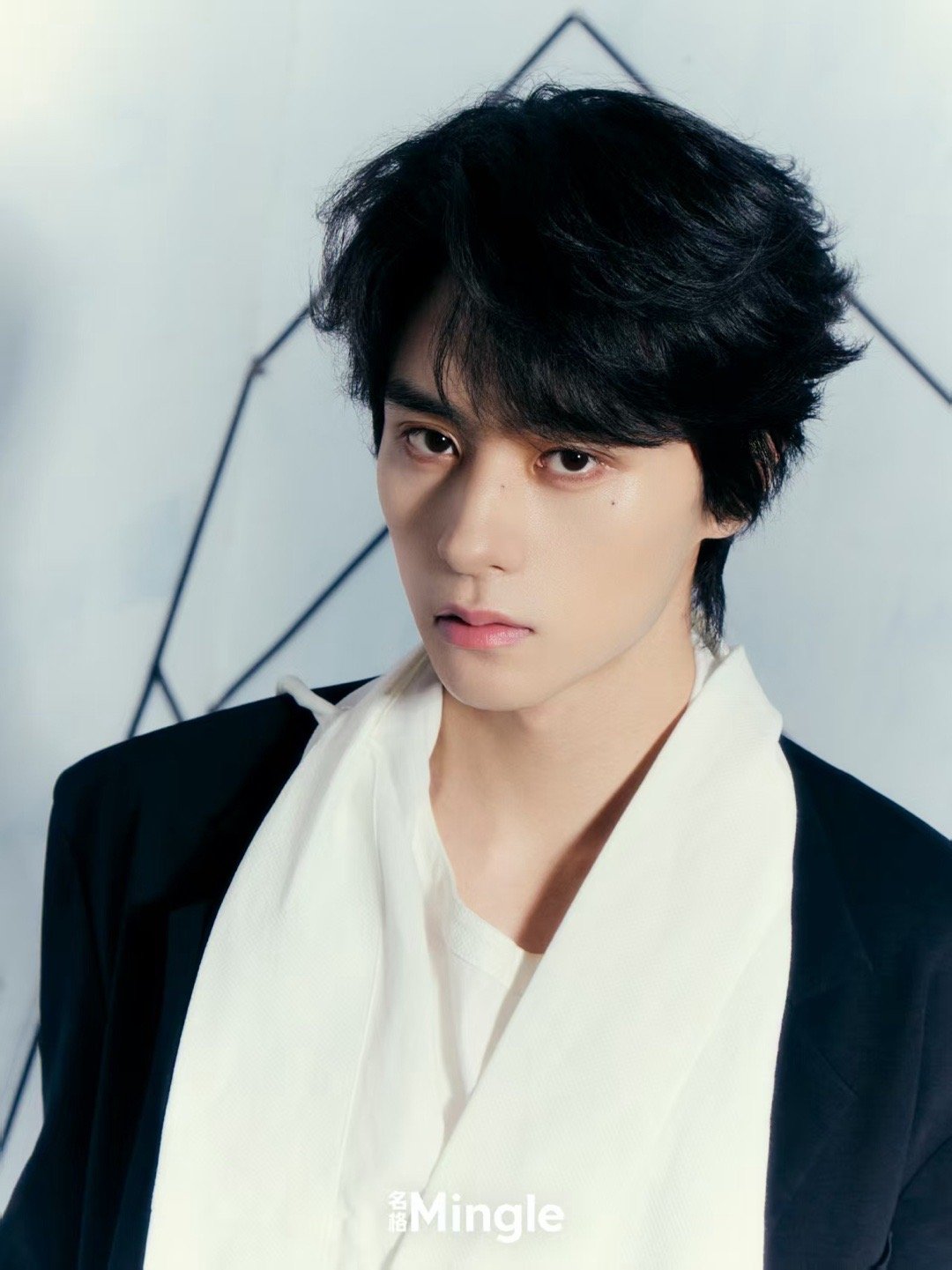 邓孝慈把铁丝做的王冠戴头上 邓孝慈《Mingle》造型有点惊艳到我了，一整个冷脸