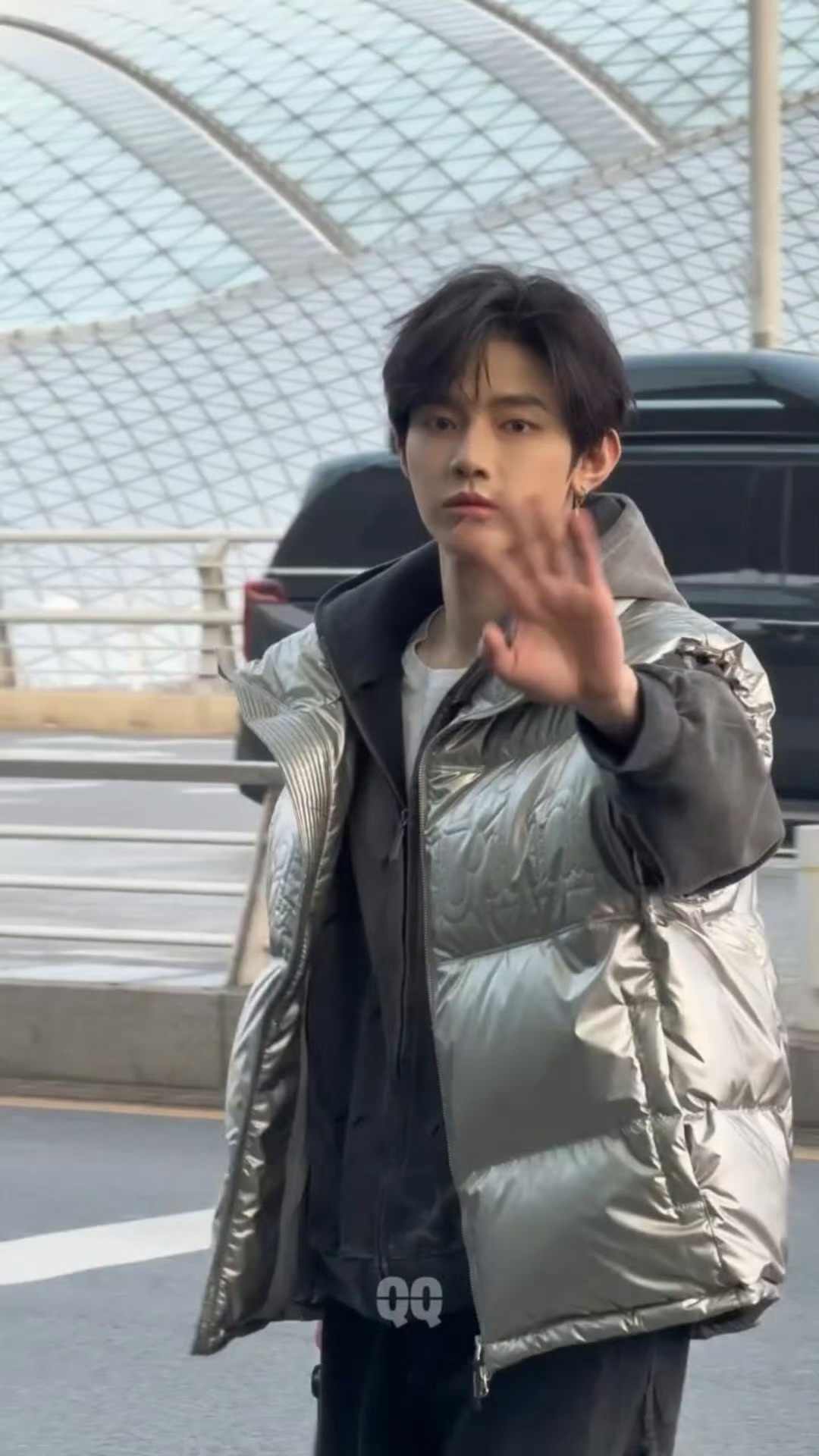 章昊机场出发微博之夜啦，和粉丝的互动萌萌的，你期待他的红毯表现吗