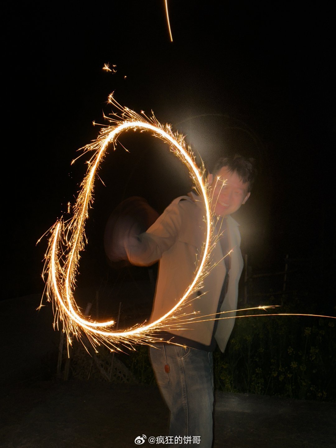 各位元宵节快乐😆，今天深圳下雨赏月不了啊，我就发个春节的仙女棒圈圈吧.....