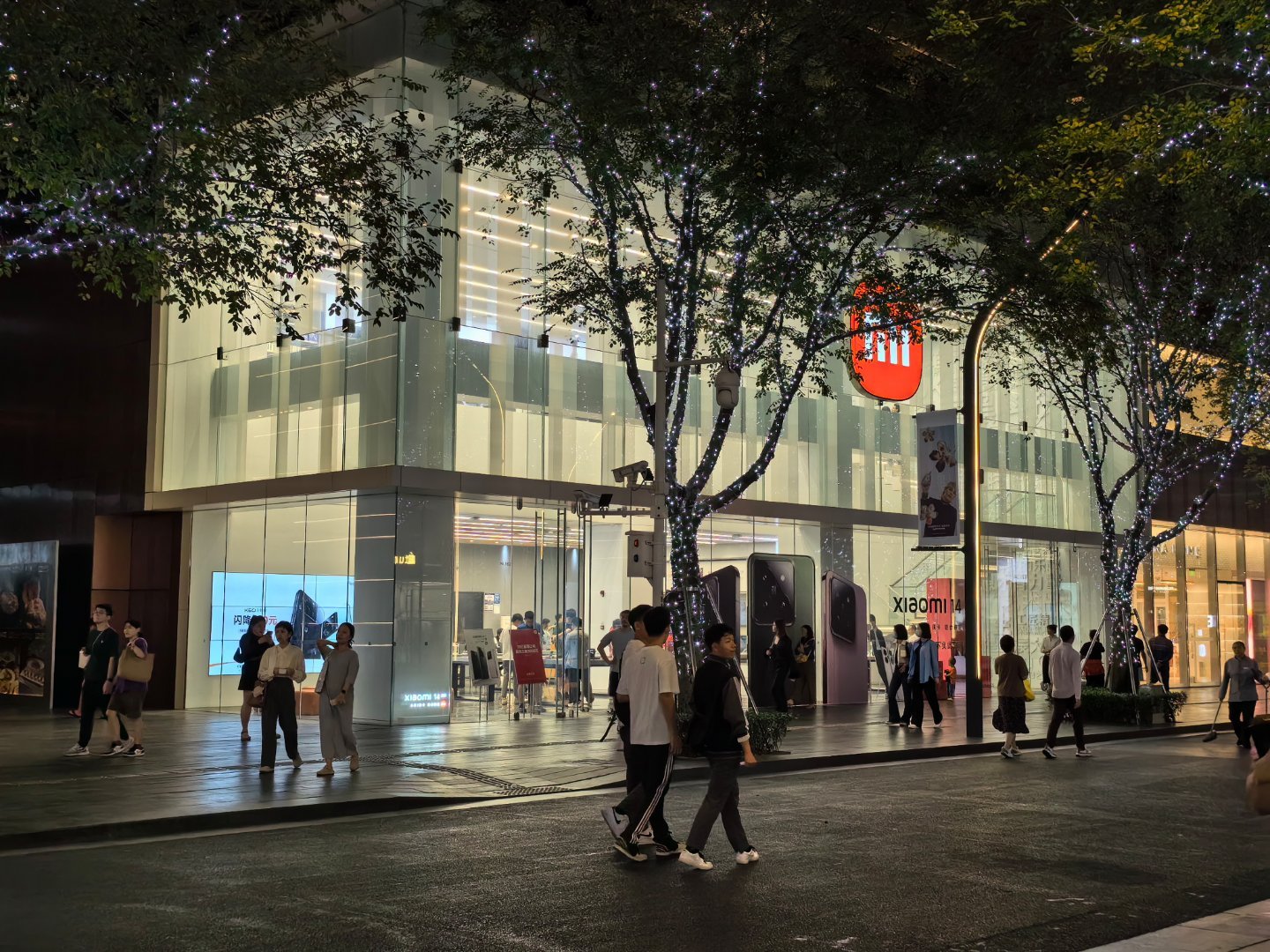 晚八点，同一时间段，小米和华为旗舰店人流对比（图1-5小米之家）（图6-9华为）