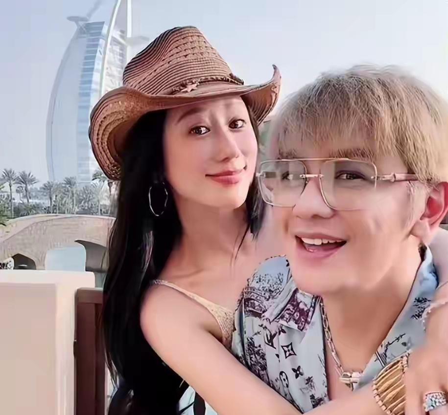 李茂真在迪拜滞留了！  
前两天刷到他发的视频，背景是酒店落地窗，语气还挺淡定，