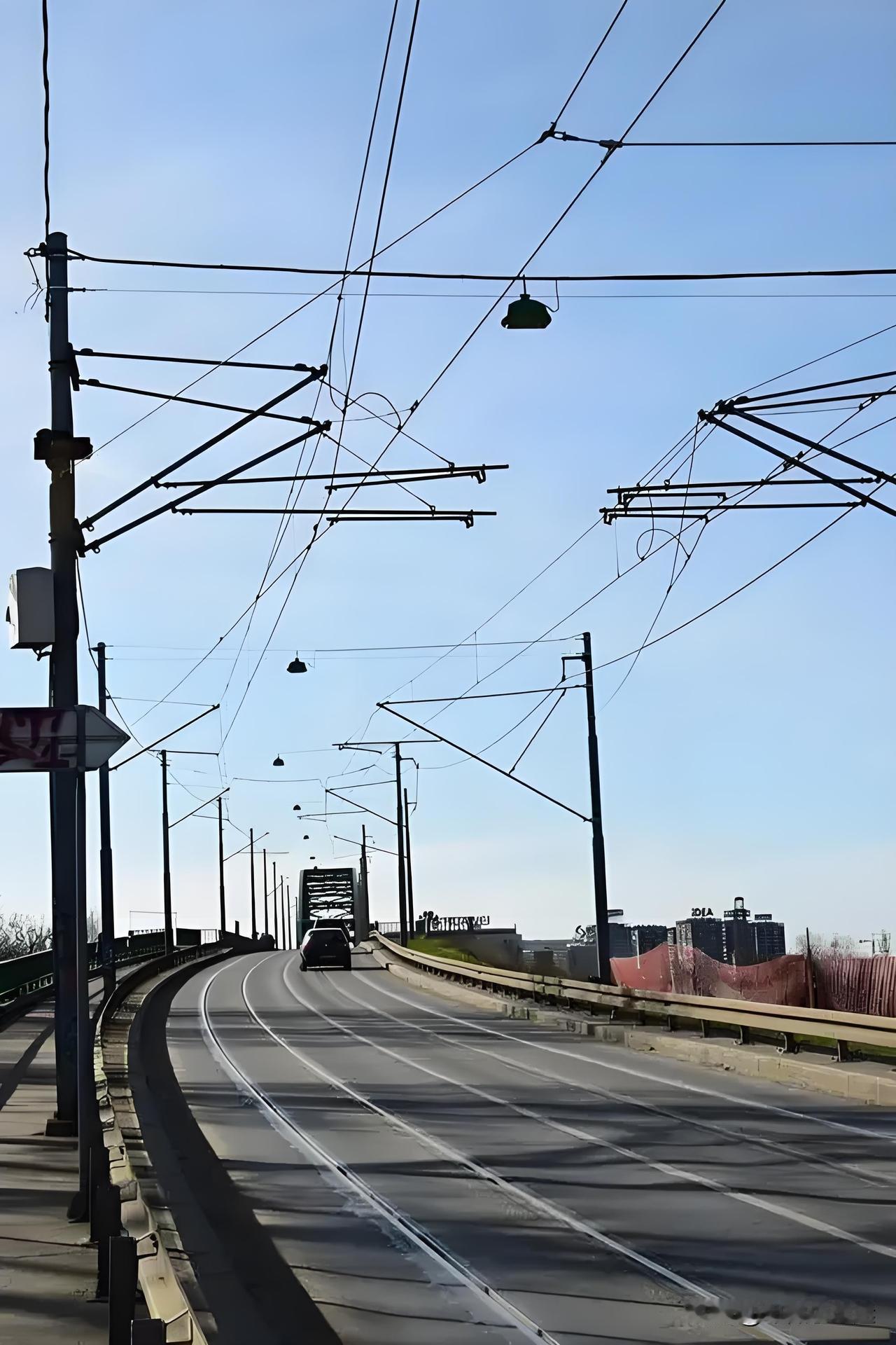 为什么电网高压线不用铜而用铝，家用线路为什么用铜不用铝？

简单来说，相对于铜，