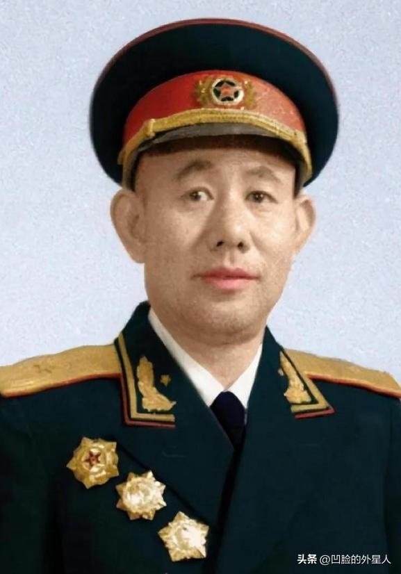 1951年，志愿军开会，彭德怀大喊了一声：“黄朝天，你给我站起来！”违反命令的黄