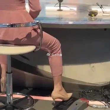天呐，原来主持人都是这样翻提词器的  