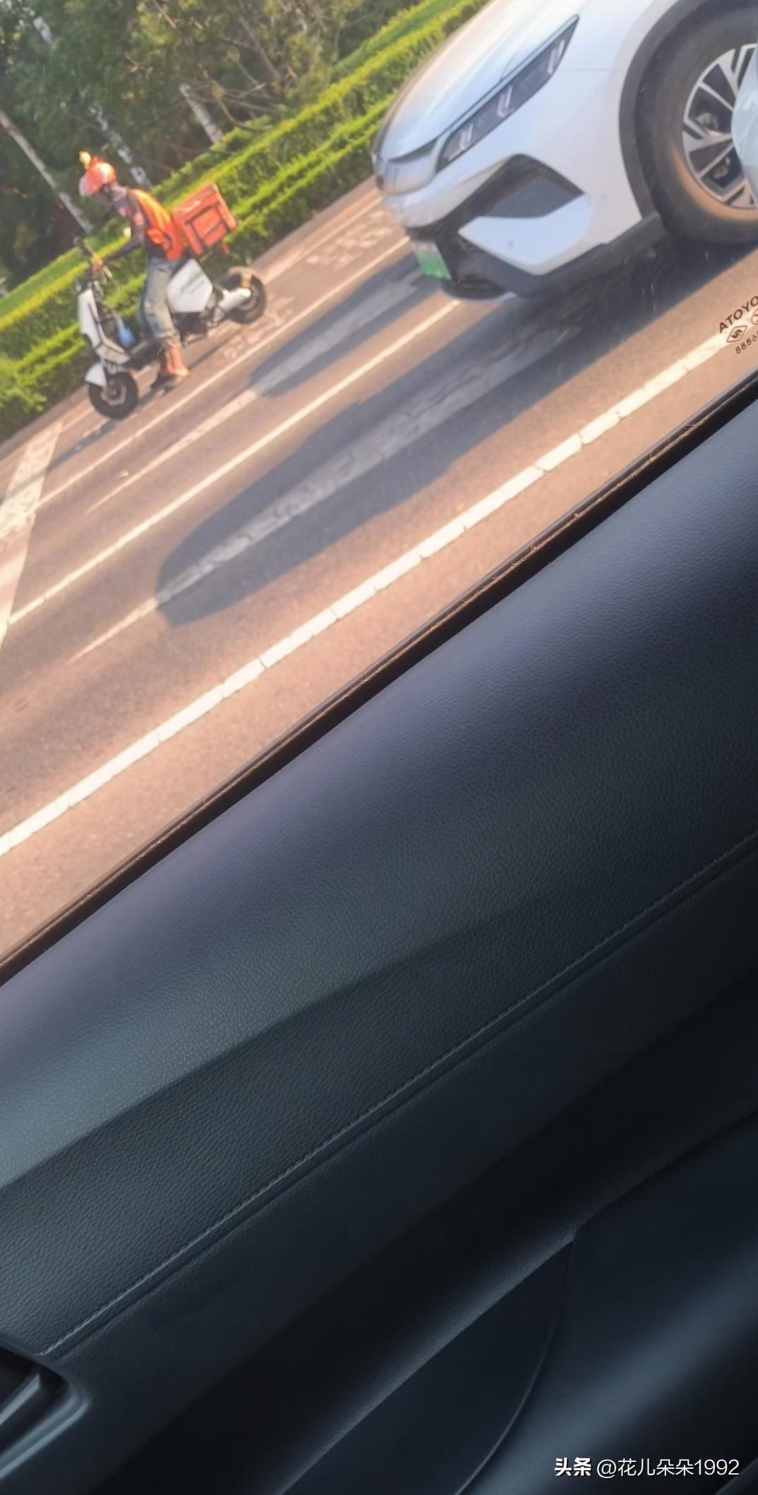 为什么路上50%的车红绿灯都这样停啊
百分，就是车头离着停止线好大一块距离，这是