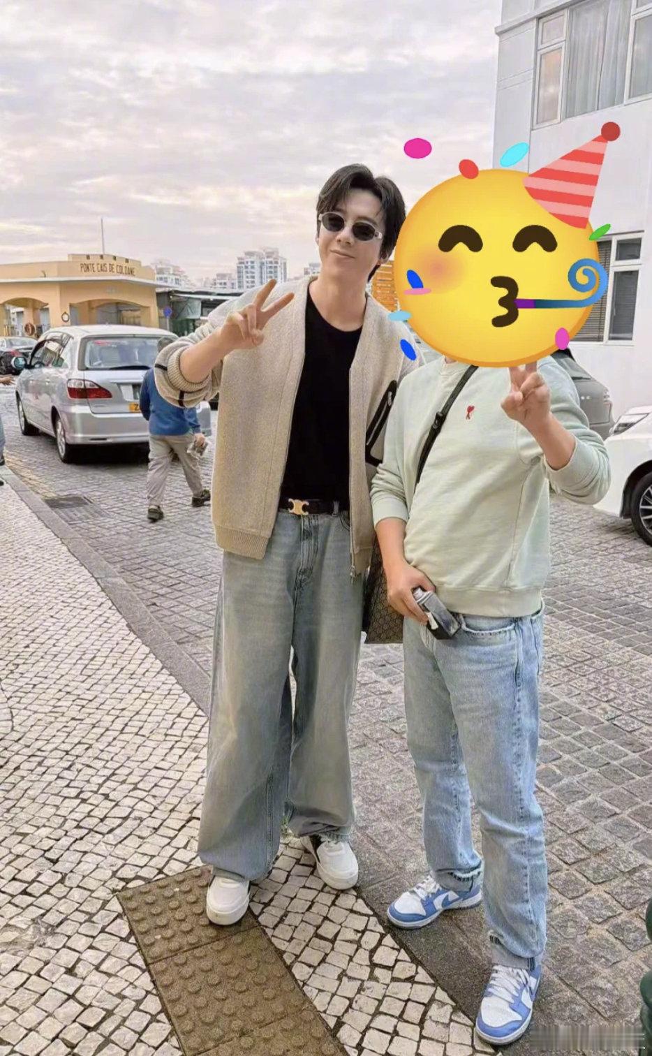 刘宇宁在男粉面前果然放松给190的刘宇宁拍成170了 有网友在澳门偶遇还晒出了合