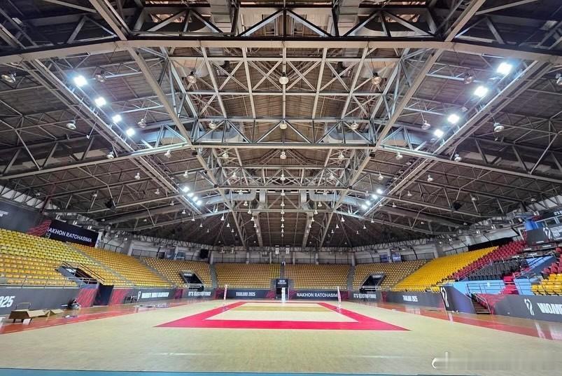 🏐 泰国世锦赛比赛场地颜色构成采用的木质色+红色。 ​​​
