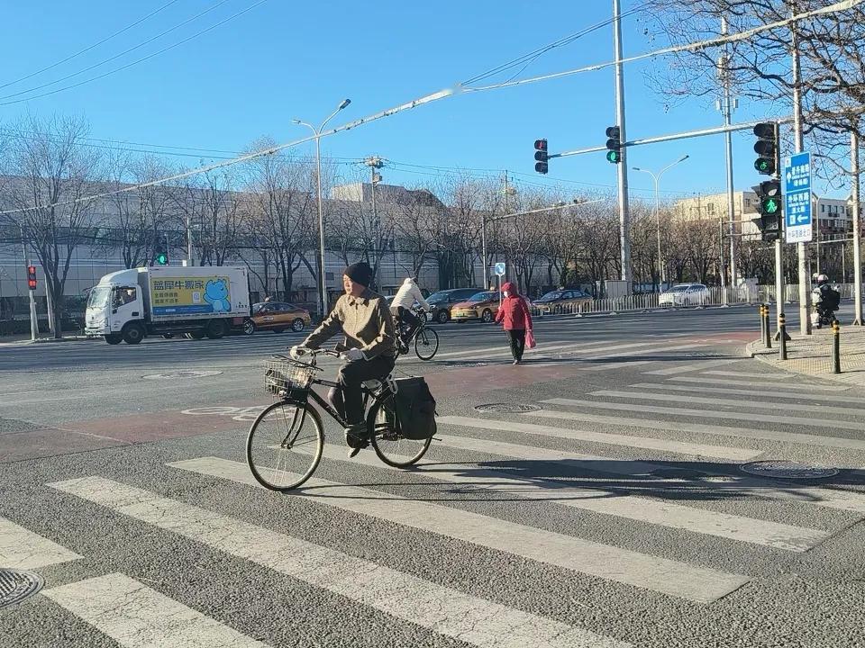 上联：池边看鱼跃，诚邀下联路边赏车行‘