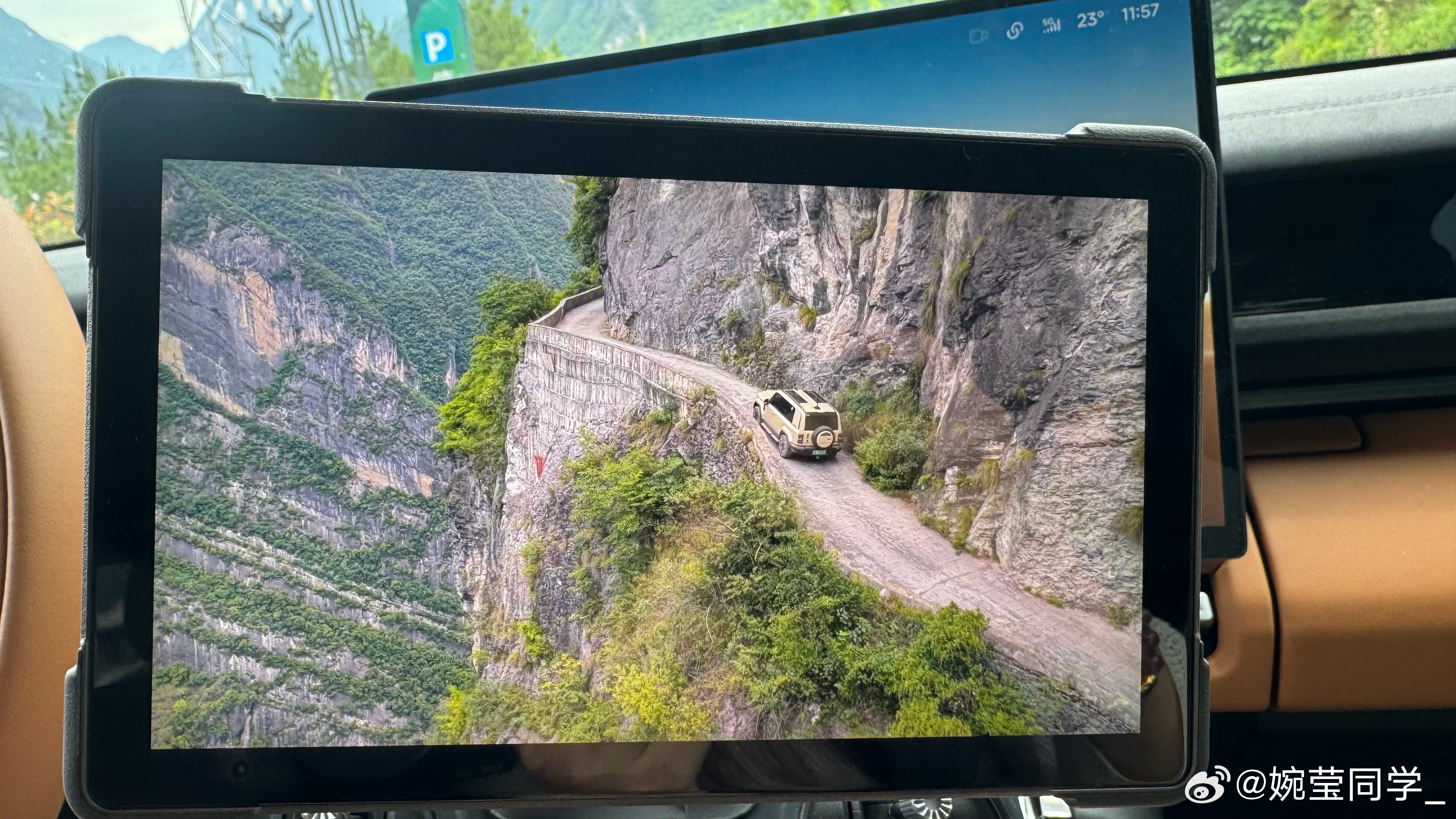 开着方盒战神 iCAR V27 冲挂壁公路了几十公里非铺装路丝滑通关，悬崖边上狠