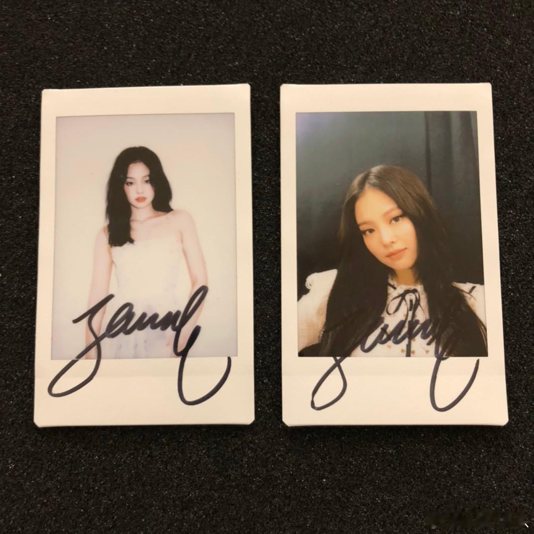 BLACKPINK亲笔签名拍立得，金智秀（JISOO|||）、金智妮（JENNI