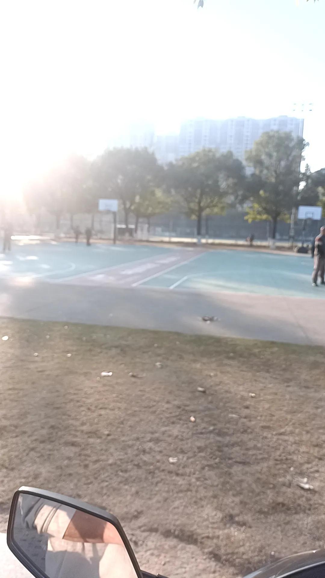 在这种寒冷的早上，能起的来打球的都是铁杆爱好者，篮球是需要积累的，努力吧。