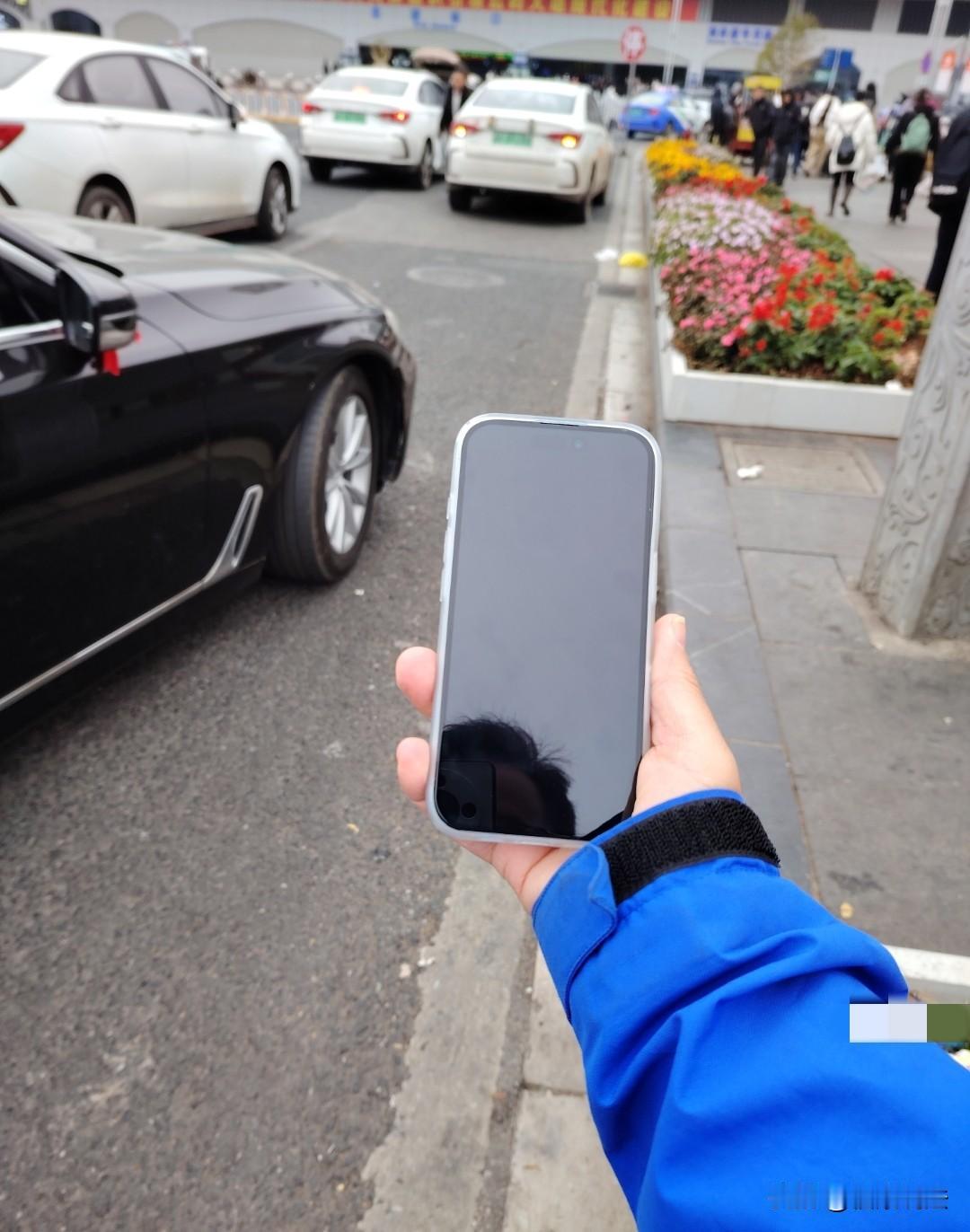 冤不冤？北京，男子捡到一部手机，接到失主的电话，他立马答应归还，之后，把手机放在