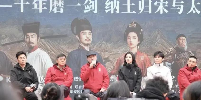 央视八套空降一部剧！
无宣传，无备案号，观众直接炸锅：历史教科书都不敢这么拍？