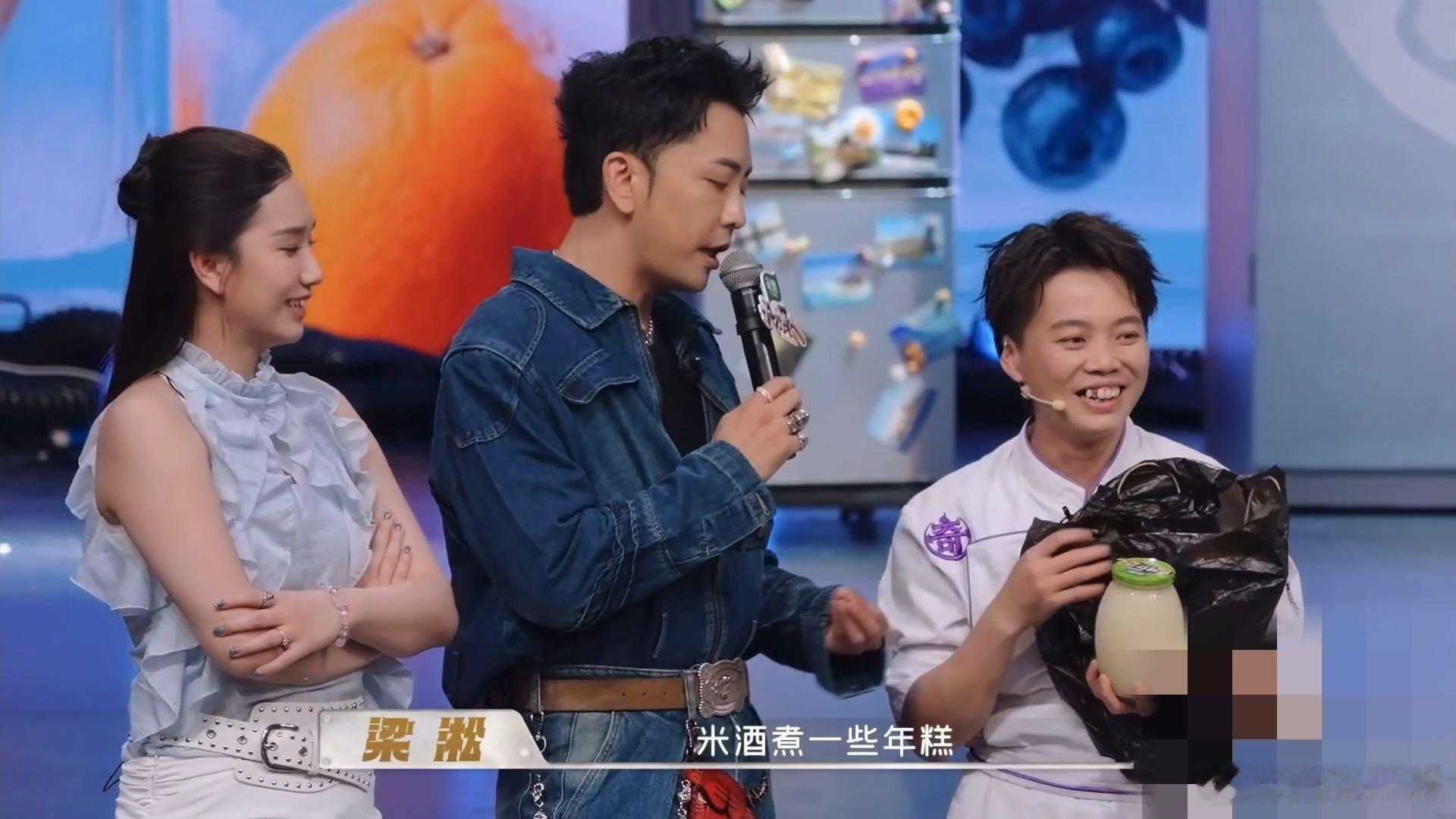 他俩这次互动最戳的是“没刻意秀和好”——就是自然分工，你切我炒，尝完互点个头。这